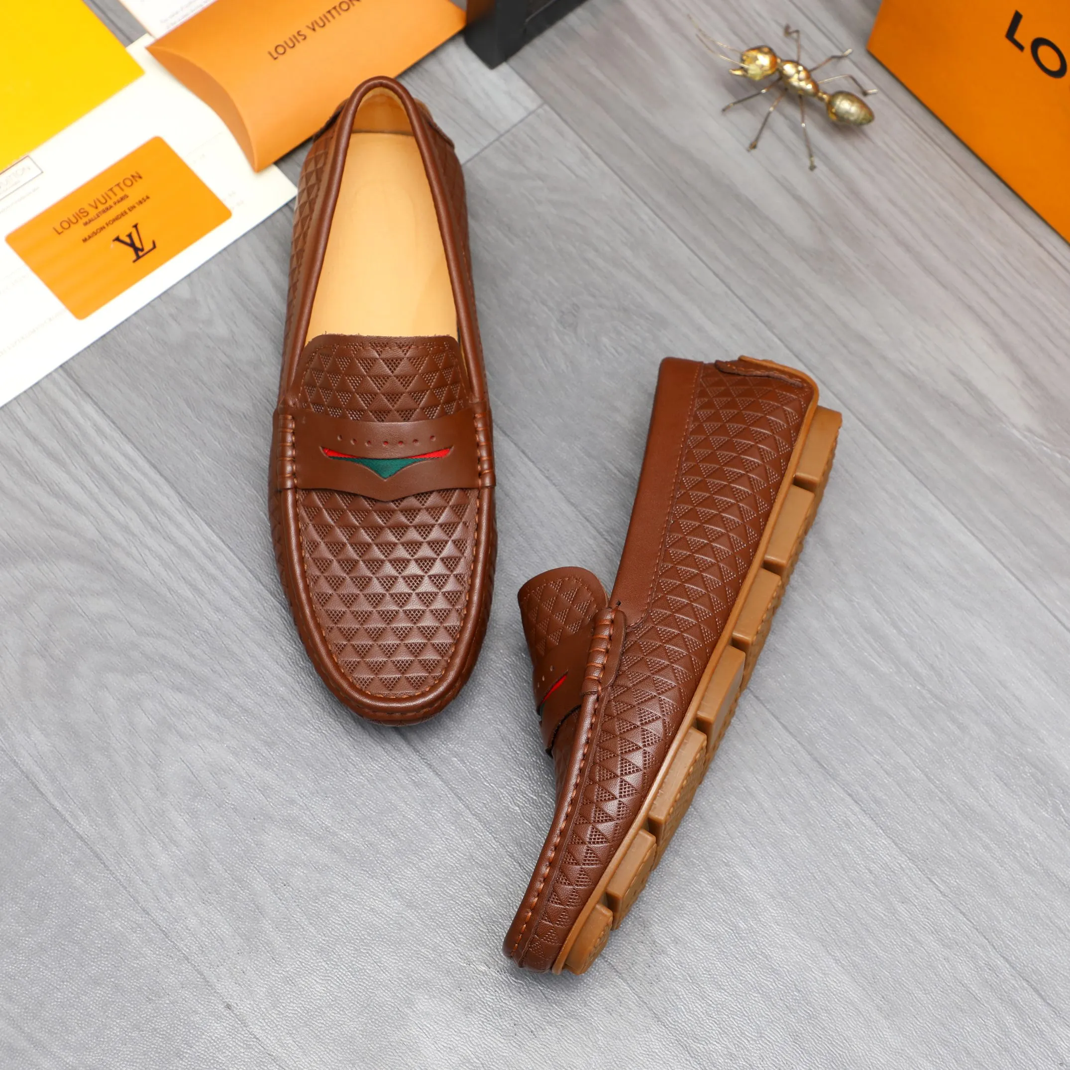 Men's shoes 💰360 Product trademark: LV "Louis Vuitton" casual slip-on men's shoes Regular size: 38-45 Product material: Selected embossed cowhide upper, pigskin lining, rubber outsole